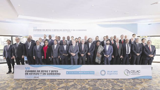 familia. La clásica foto de familia con los representantes de los países miembro de la CELAC; protagonismo de Lula para cumbre sin sobresaltos.