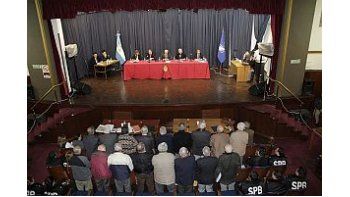 Los represores enjuiciados de espaldas a la cámara, pero de frente al tribunal.