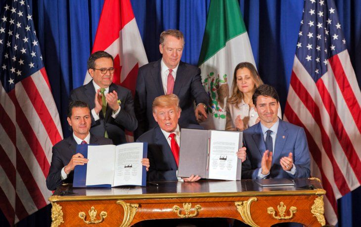 El presidente de México, Enrique Peña Nieto, el presidente de los Estados Unidos, Donald J. Trump, y el primer Ministro de Canadá, Justin Trudeau, firmaron el Tratado Comercial entre México, Estados Unidos y Canadá (T-MEC) en el marco de la cumbre del G20.