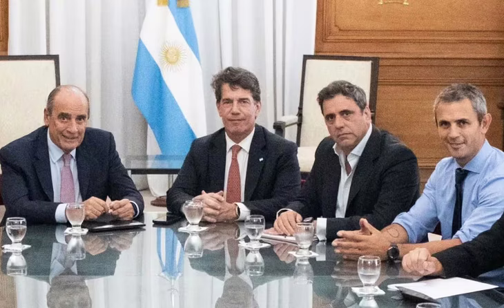 Lisandro Catalán junto a Guillermo Francos, Nicolás Posse y Martín Menem. Lisandro Catalán junto a Guillermo Francos, Nicolás Posse y Martín Menem.