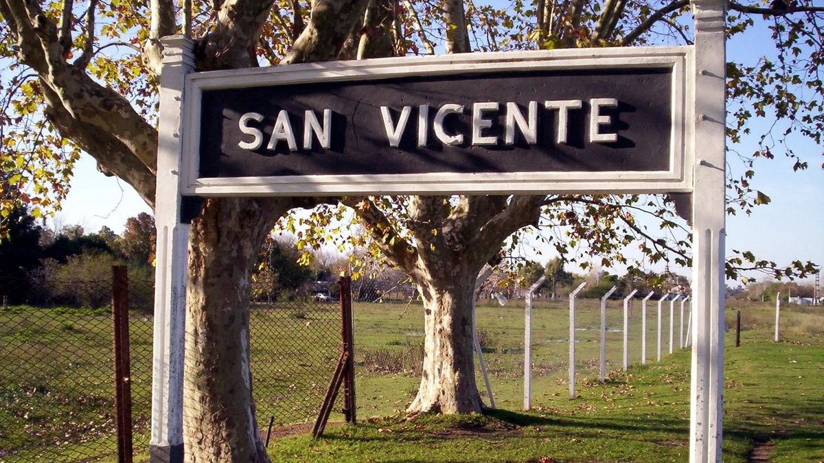 Disasses: It has a large lagoon, the remains of a former president rest and is a short distance from Buenos Aires