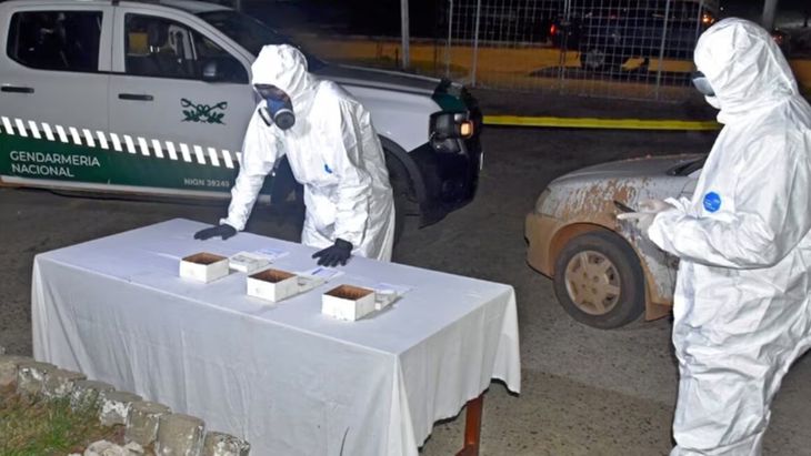 El cargamento estaba escondido debajo del asiento del conductor en un Chevrolet Classic. El cargamento estaba escondido debajo del asiento del conductor en un Chevrolet Classic.