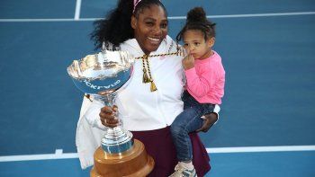 La estadounidense Serena Williams posa con su trofeo de Auckland junto a su primogénita Alexis Olympia Ohanian.