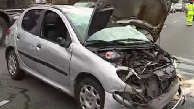 Un auto perdió el control en Av Gral Paz y chocó contra otro vehículo. 