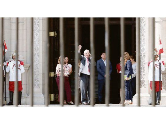DESPEDIDA. Pedro Pablo Kuczynski se despide de sus colaboradores en la puerta del palacio de Gobierno.