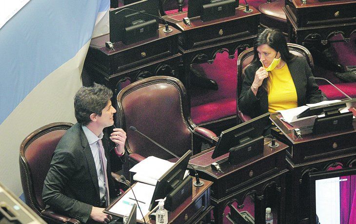 El oficialismo en el Senado repudió la maniobra judicial de Juntos por el Cambio para evitar las sesiones. El oficialismo en el Senado repudió la maniobra judicial de Juntos por el Cambio para evitar las sesiones.