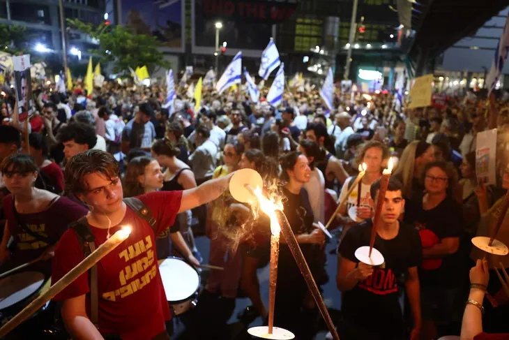 Thousands of people in Israel asked Benjamin Netanyahu the end of the war. Thousands of people in Israel asked Benjamin Netanyahu the end of the war.