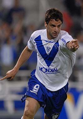 Ya convirtió el uruguayo y va en busca de un abrazo.