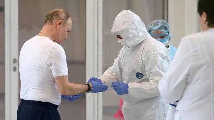 El presidente Putin participando de ensayos de test anticovid.
