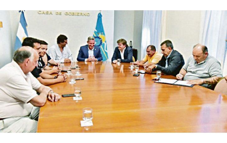 Arenga. Arcioni, con empresarios pesqueros, que se sumaron al pedido de que la Legislatura apruebe el Acuerdo de Consenso Fiscal con Nación. La provincia ya sufre los rigores de la merma en las remesas federales.