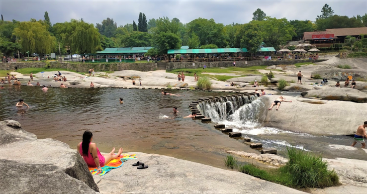 Cerca del río, este destino serrano propone descanso, agua fresca y naturaleza como refugio del calor del verano, ideal para una escapada corta. Cerca del río, este destino serrano propone descanso, agua fresca y naturaleza como refugio del calor del verano, ideal para una escapada corta.