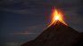 Vecinos del volcán de Fuego en Guatemala enfrentan el riesgo de la erupción y de los saqueos.