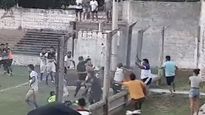 batalla campal y agresion a los arbitros en un partido de futbol