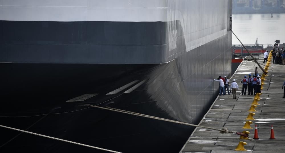 El buque portavehículos más grande del mundo cruza el canal de Panamá (foto 1)