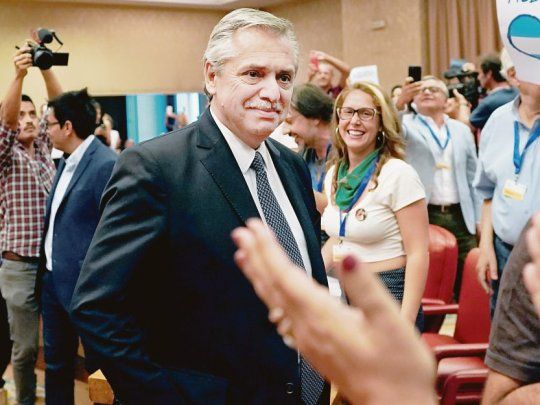 Petróleo. No tiene sentido tener petróleo si para extraerlo hay que dejar que las multinacionales vengan y se lo lleven, dijo ayer Alberto Fernández en la conferencia de prensa que dio en Madrid.