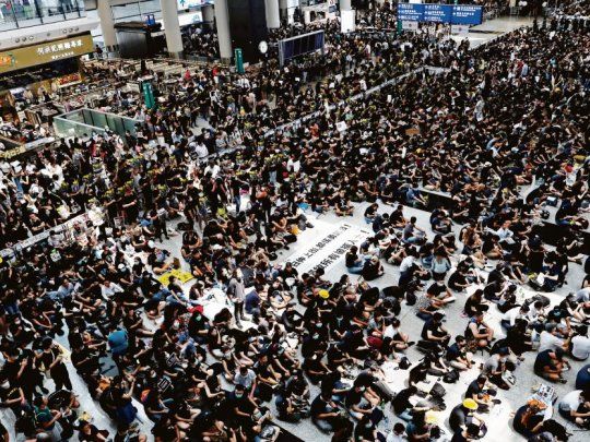 Sentada. Unas 5.000 personas tomaron de forma pacífica las terminales del aeropuerto de Hong Kong, famoso por su eficiencia y el octavo más frecuentado en el mundo.