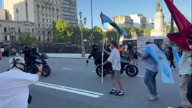 La Policía reprime a los jubilados desde sus motos.