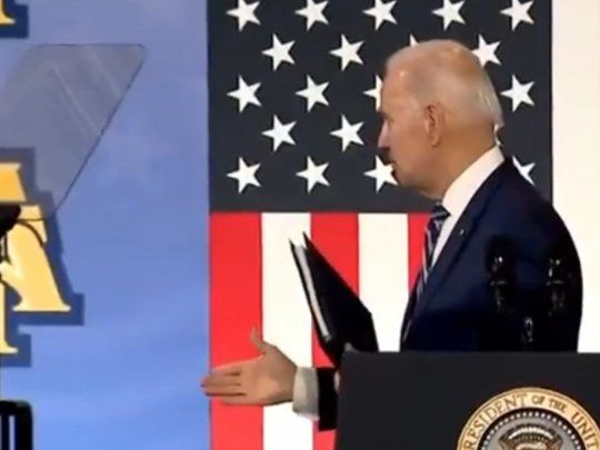 Joe Biden y su saludo