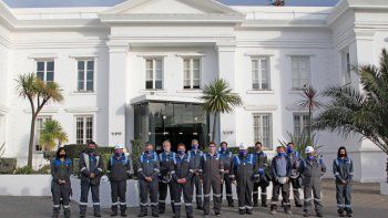 Directivos y funsionarios en la puerta del edificio de YPF en Comodoro Rivadavia.