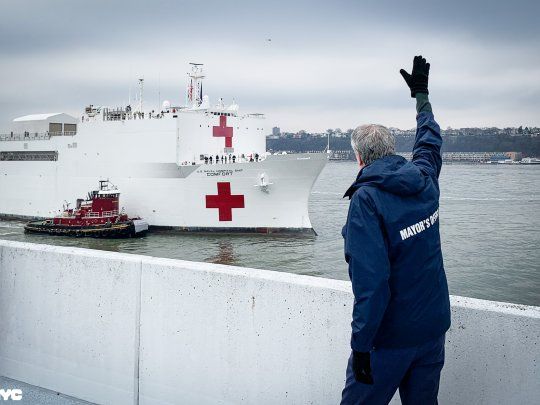El USNS Comfort llegó a Nueva York para aliviar la saturación de los hospitales por el coronavirus.