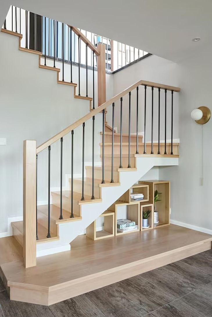 Las formas para aprovechar los espacios en las escaleras. Las formas para aprovechar los espacios en las escaleras.