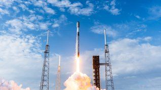 El cohete Falcon 9 realizó más de 600 vuelos hasta la fecha, un récord, y transformó el mercado del lanzamiento de satélites comerciales. El cohete Falcon 9 realizó más de 600 vuelos hasta la fecha, un récord, y transformó el mercado del lanzamiento de satélites comerciales.