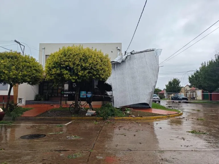 Roofs were detached in the midst of the storm that hit Bragado. Roofs were detached in the midst of the storm that hit Bragado.