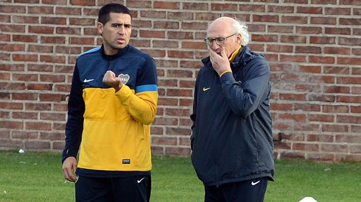 Riquelme spent seven months without playing or training, but returned to the club to put on the orders of Carlos Bianchi.