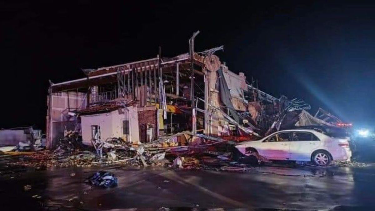 Tornadoes and extreme storms in the US leave at least 14 dead