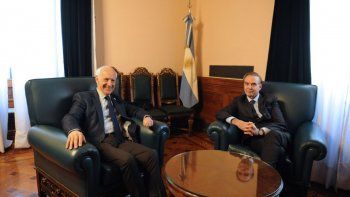 impasse. Miguel Angel Pichetto desactivó -por ahora- la tensión entre el exministro de Economía Roberto Lavagna y el gobernador cordobés, Juan Schiaretti. Así, tanto el justicialismo como Consenso 19 continuarán el diálogo. Ayer, Mauricio Macri recibió al gobernador salteño, Juan Manuel Urtubey.