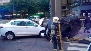 Un violento choque en el barrio de Puerto Madero dejó un auto dado vuelta por completo y otro con destrozos de gravedad. Un violento choque en el barrio de Puerto Madero dejó un auto dado vuelta por completo y otro con destrozos de gravedad.