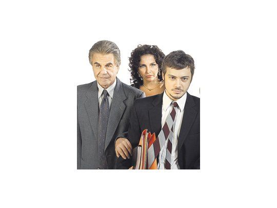Tomás Fonzi, Raúl Rizzo y Alejandra Darín, parte del buen elenco de una obra despareja pero bien dirigida por Eva Halac que va ganando aspereza en su explícita referencia a la última dictadura militar.