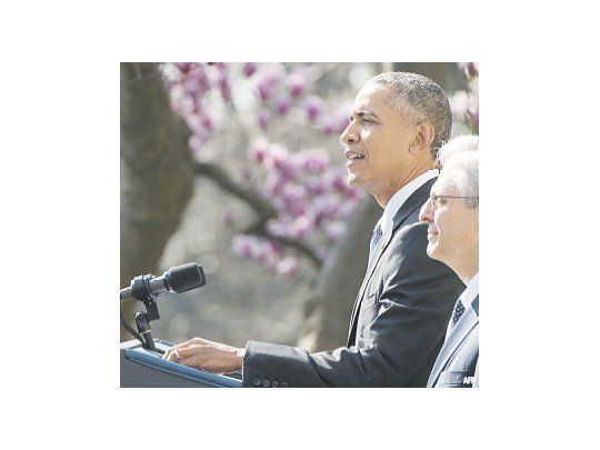 El presidente Obama anunció ayer, desde los jardines de la Casa Blanca, la nominación del juez Merrick Garland (derecha).