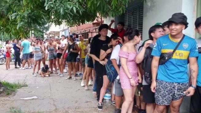 Una multitud esperó su sándwich de milanesa en Tucumán