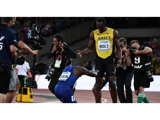 Gatlin se arrodilla ante Bolt. El campeón del mundo le rindió tributos al mejor atleta de la historia.