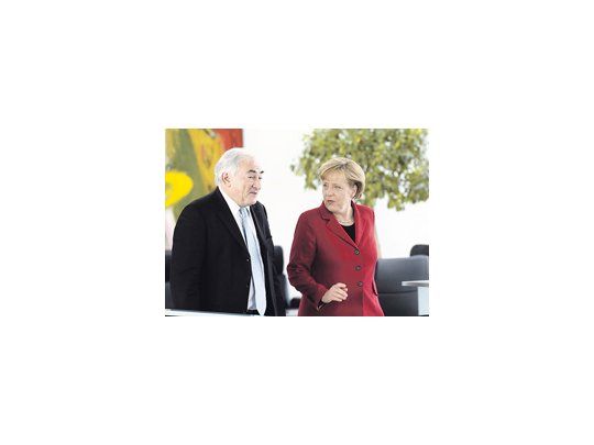 El titular del FMI, Dominique Strauss-Kahn, y la canciller alemana, Angela Merkel, se reunieron ayer en Berlín para definir las condiciones de la ayuda a Grecia.