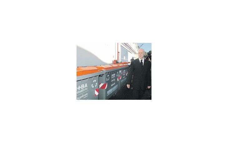 ámbito.com | El jefe de Gobierno, Jorge Telerman, presentó ayer los nuevos contenedoresde basura que se utilizarán en la Ciudad. Se dispuso la distribución de 2mil, dentro de un plan que prevé un total de 12 mil.