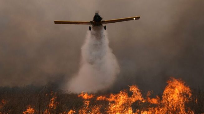 Los aviones hidrantes son de gran ayuda para los brigadistas.