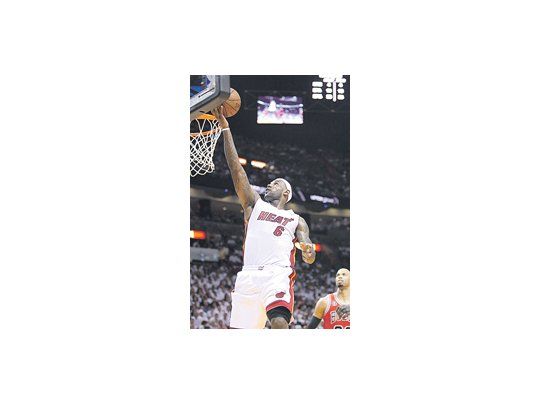 LeBron James fue el líder en el triunfo de Miami Heat, marcando 35 puntos.