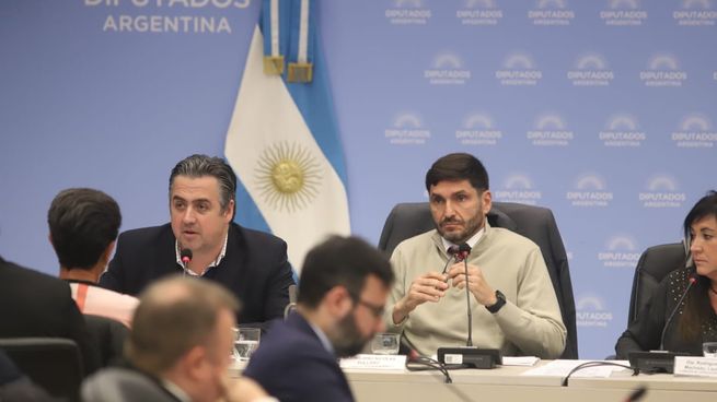 El gobernador Maximiliano Pullaro y el ministro de Seguridad santafesino Pablo Cococcioni en el plenario de comisiones de Diputados.