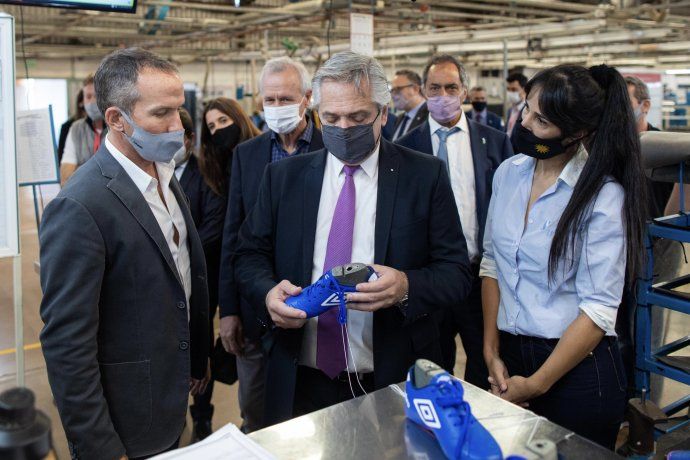 Alberto Fernández junto a Daniel Scioli, durante una recorrida en una fábrica de Misiones.