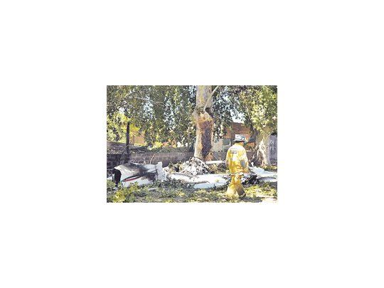 Una avioneta cayó sobre un árbol en una zona urbana del distrito mendocino de Chacras de Coria. Sus dos ocupantes resultaron heridos, y la máquina, totalmente destruida.