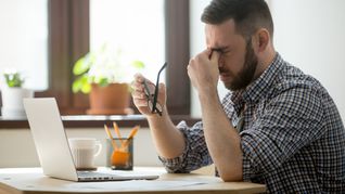 ámbito.com | hombre-masaje-estresado-puente-nasal-que-sufre-dolor-cabeza.jpg