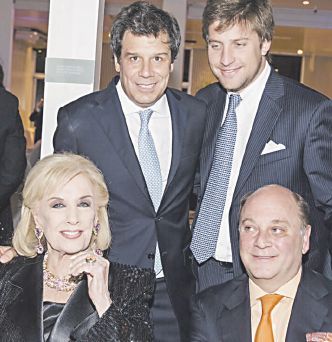 Facundo Manes, Georgie Neuss, Mirtha Legrand y Martín Cabrales, en la cena anual de INECO, donde hubo alta concentración de empresarios y políticos.