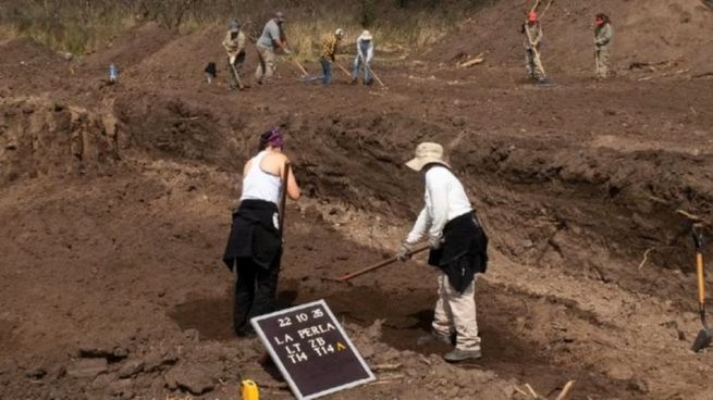 El Equipo Argentino de Antropología Forense trabaja en el predio donde funcionó un excentro de detención.