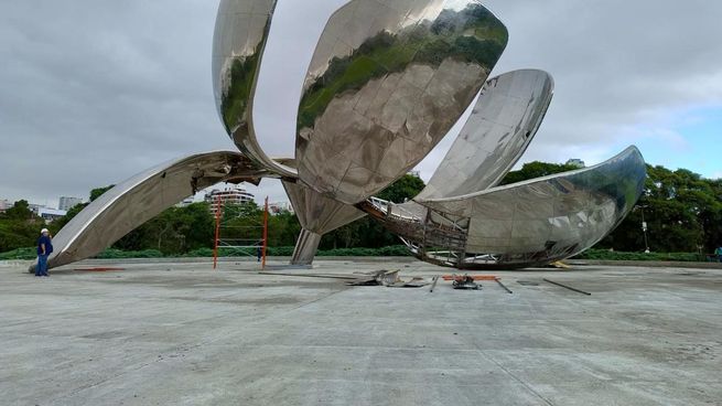 La Floralis Genérica fue afectada por distintos temporales en la Ciudad. 
