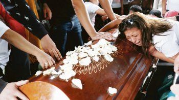 DESCONSUELO. Familiares se despiden de Joshua Ororio, de 17 años. El funeral fue el pasado 25 de octubre, cinco días después de su muerte, cuando se desconocía que el joven tenía tres orificios de bala en el cuerpo.&nbsp;&nbsp;