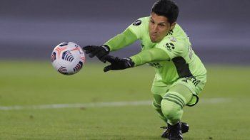 ya esta a la venta: ¿cuanto cuesta el historico buzo de arquero de enzo perez?