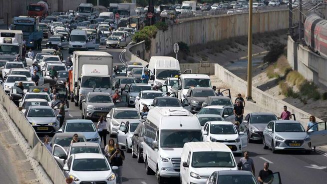 Los conductores bajan de sus autos para recordar a las víctimas judías del nazismo.