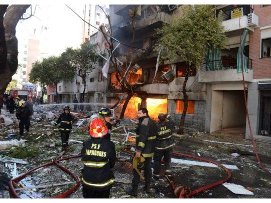 La imagen recuerda el tremendo trabajo de bomberos y rescatistas para terminar con el fuego y rescatar a las víctimas. 